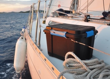 Plastový úložný box KETER Scuba Box XL s víkem 110l, černý