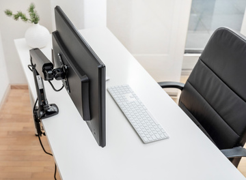Držák na monitor Vantage Office s upevněním na stůl, černý