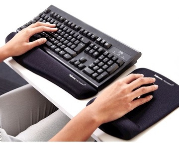 Ergonomická podložka pod myš Fellowes PlushTouch, černá