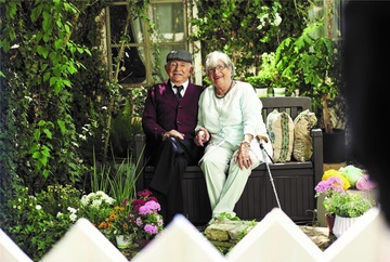 Zahradní úložná lavice Keter Patio Bench - hnědá