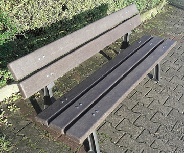 Litinová lavička Park s opěradlem plastové latě