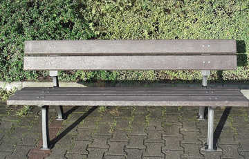 Litinová lavička Park s opěradlem plastové latě