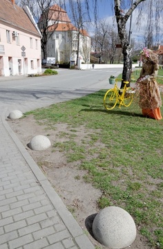 Parkovací zábrana polokoule - hladký beton