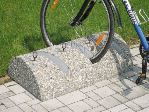 Betonový stojan na 3 kola