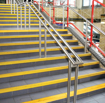 Protiskluzové schodové rohy COBAGRiP Stair Nosing žluté 1 m x 55 mm